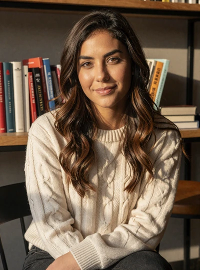 Camila, a 32-year-old Colombian Latidreams member smiling in a Bogota cafe
